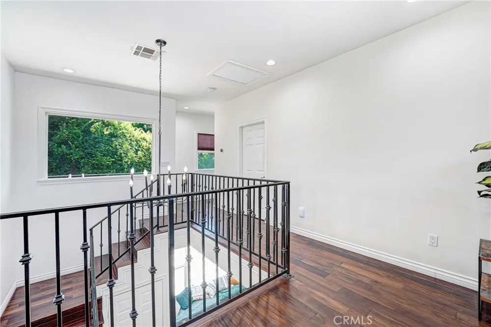 22450 Collins Woodland Hills, CA 91367
