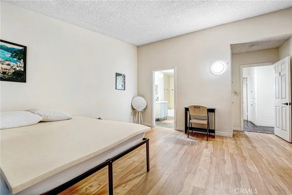 22450 Collins Woodland Hills, CA 91367