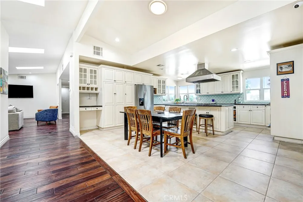 22450 Collins Woodland Hills, CA 91367