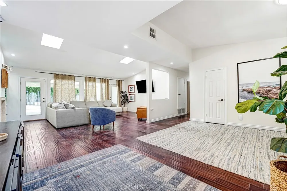 22450 Collins Woodland Hills, CA 91367