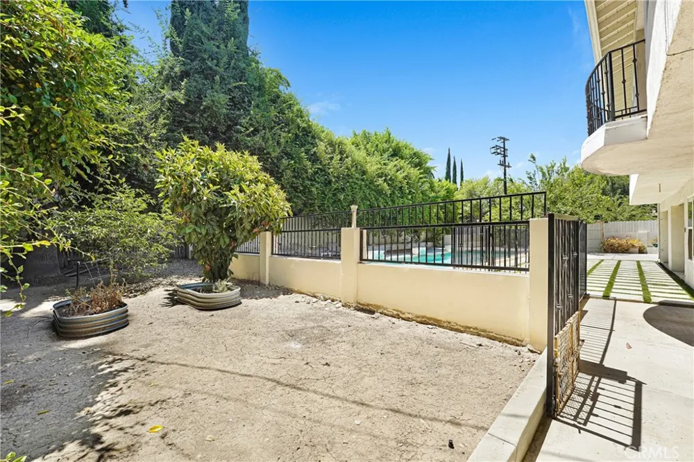 22450 Collins Woodland Hills, CA 91367