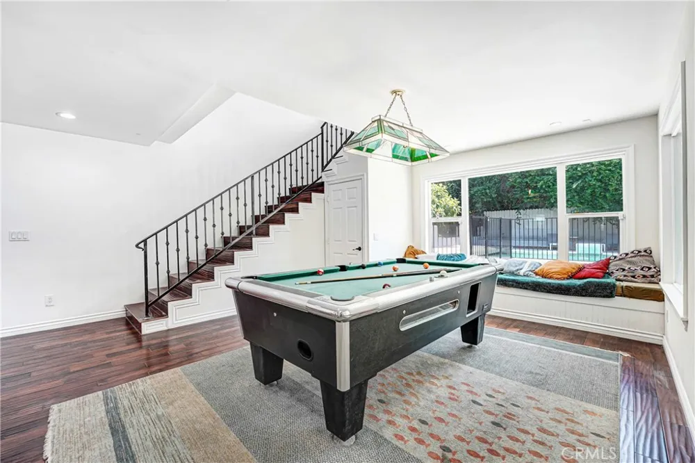 22450 Collins Woodland Hills, CA 91367