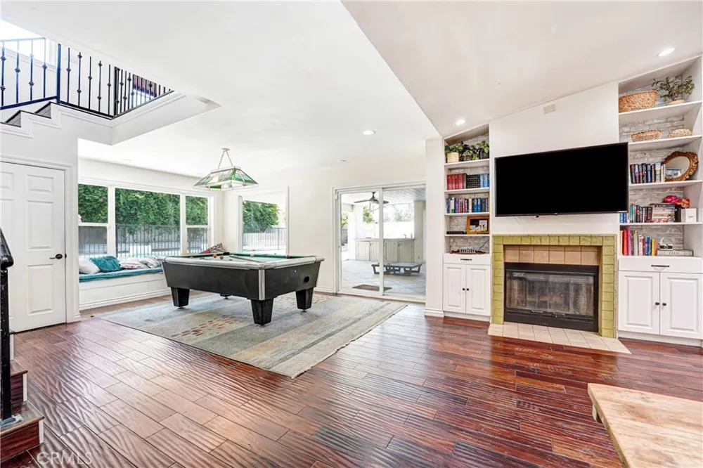 22450 Collins Woodland Hills, CA 91367