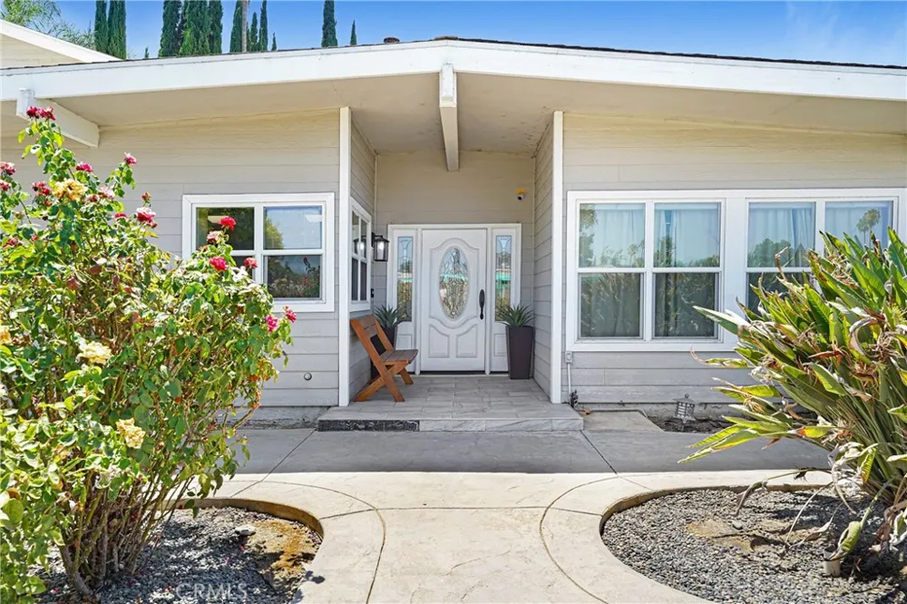 22450 Collins Woodland Hills, CA 91367