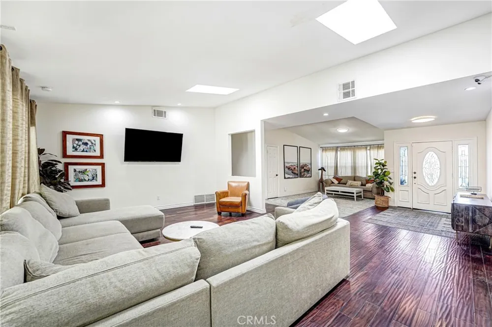 22450 Collins Woodland Hills, CA 91367