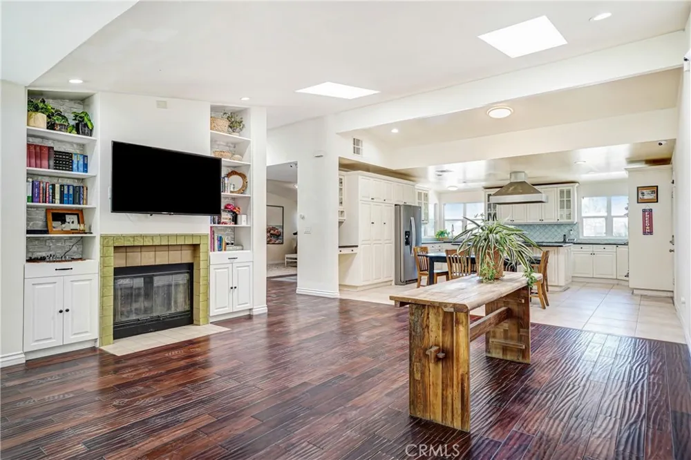 22450 Collins Woodland Hills, CA 91367