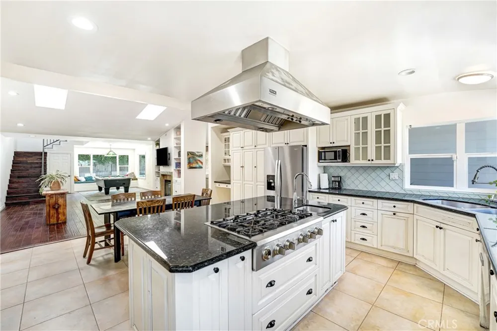 22450 Collins Woodland Hills, CA 91367