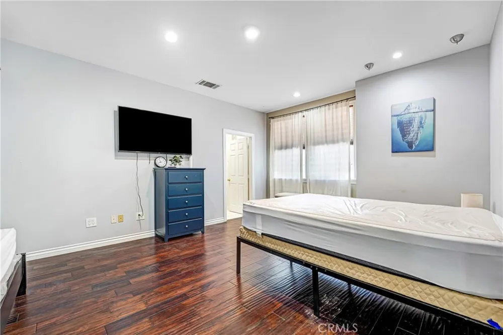 22450 Collins Woodland Hills, CA 91367
