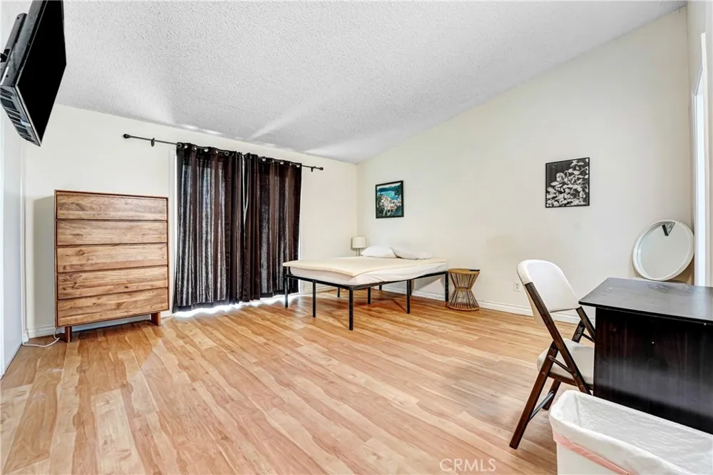 22450 Collins Woodland Hills, CA 91367