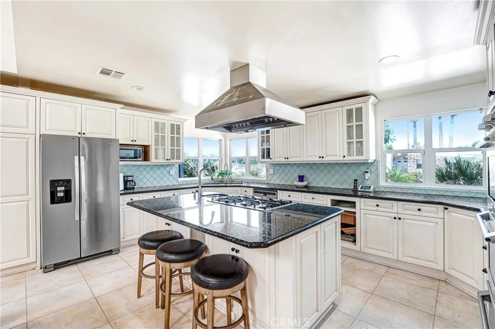 22450 Collins Woodland Hills, CA 91367