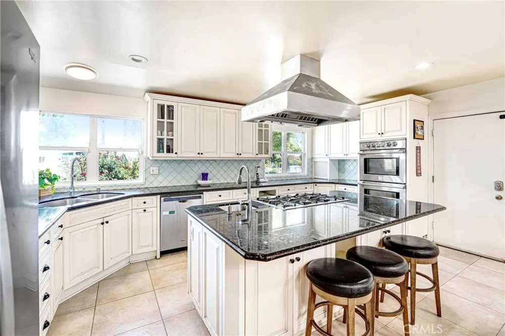 22450 Collins Woodland Hills, CA 91367