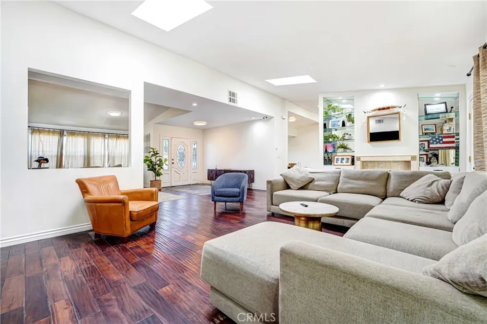 22450 Collins Woodland Hills, CA 91367