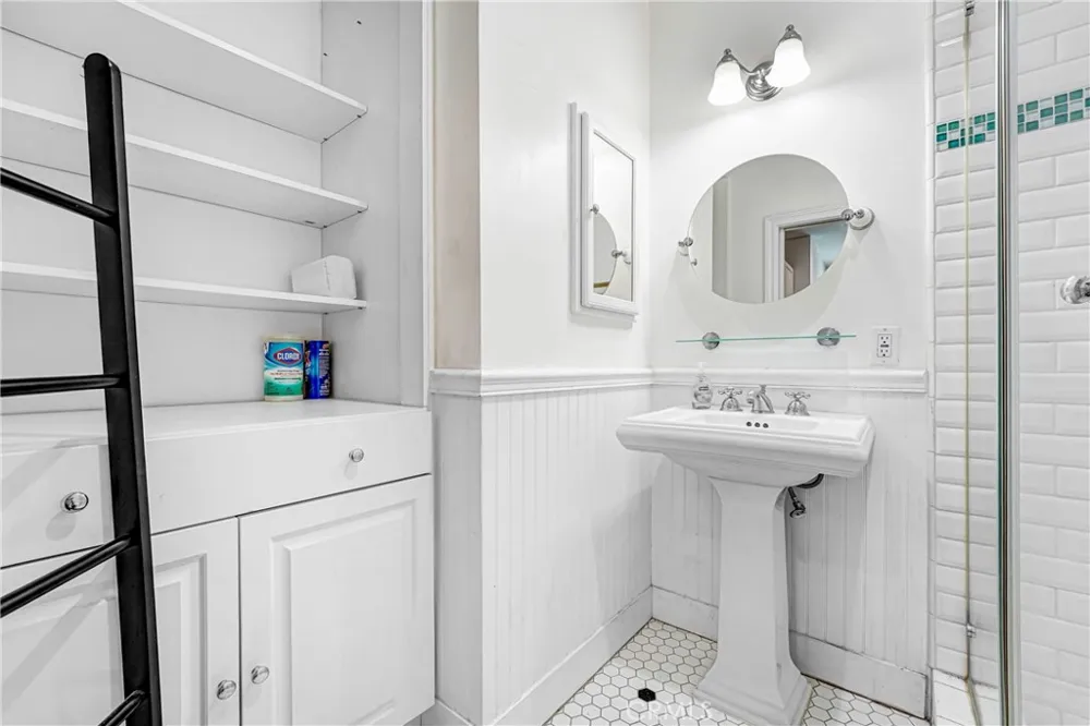 22450 Collins Woodland Hills, CA 91367