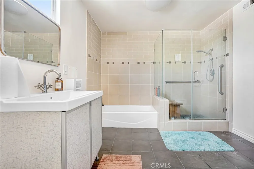 22450 Collins Woodland Hills, CA 91367