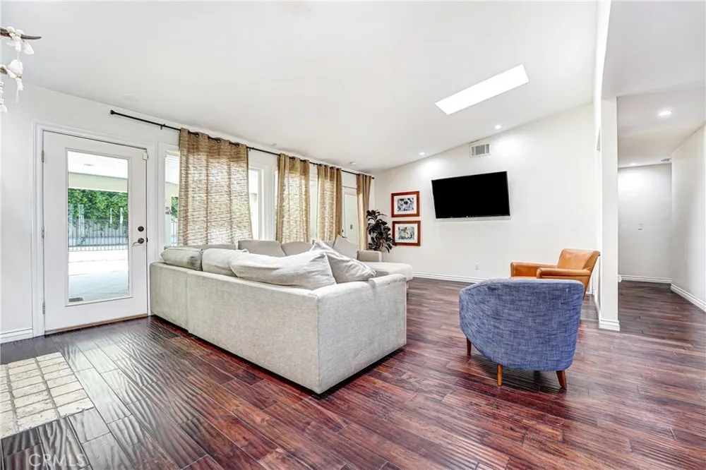 22450 Collins Woodland Hills, CA 91367