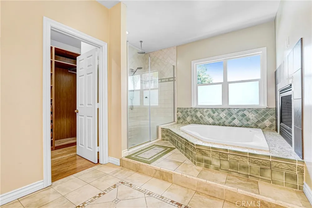22450 Collins Woodland Hills, CA 91367