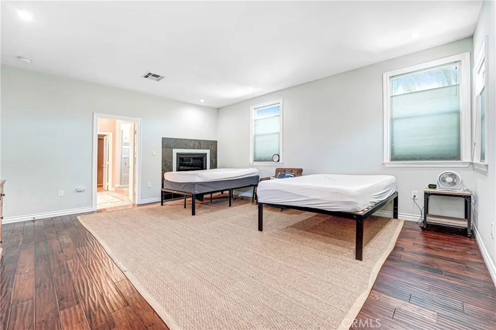 22450 Collins Woodland Hills, CA 91367