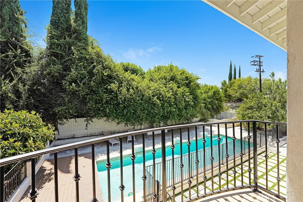 22450 Collins Woodland Hills, CA 91367