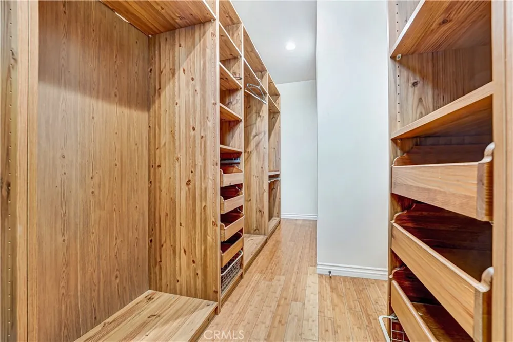 22450 Collins Woodland Hills, CA 91367