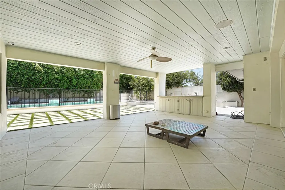 22450 Collins Woodland Hills, CA 91367