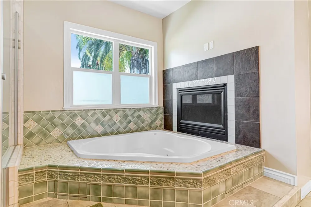 22450 Collins Woodland Hills, CA 91367