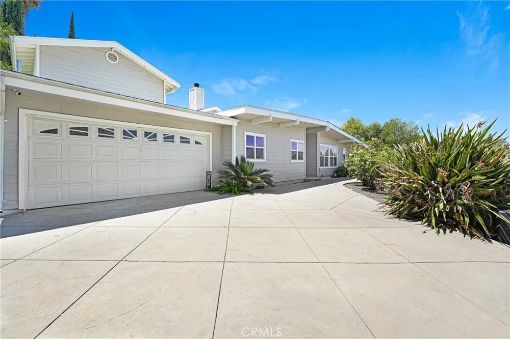 22450 Collins Woodland Hills, CA 91367