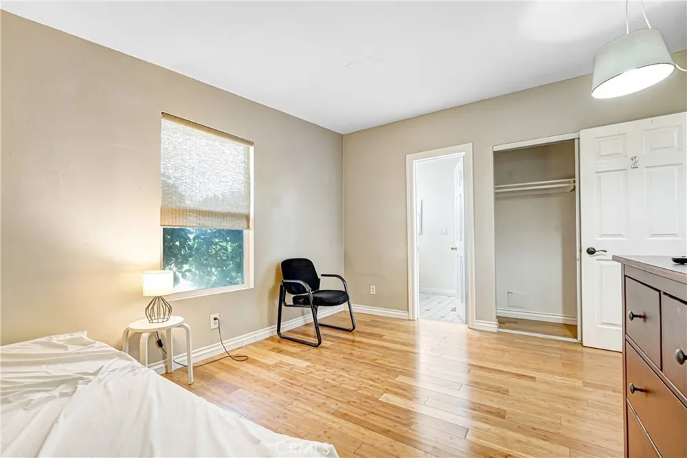 22450 Collins Woodland Hills, CA 91367