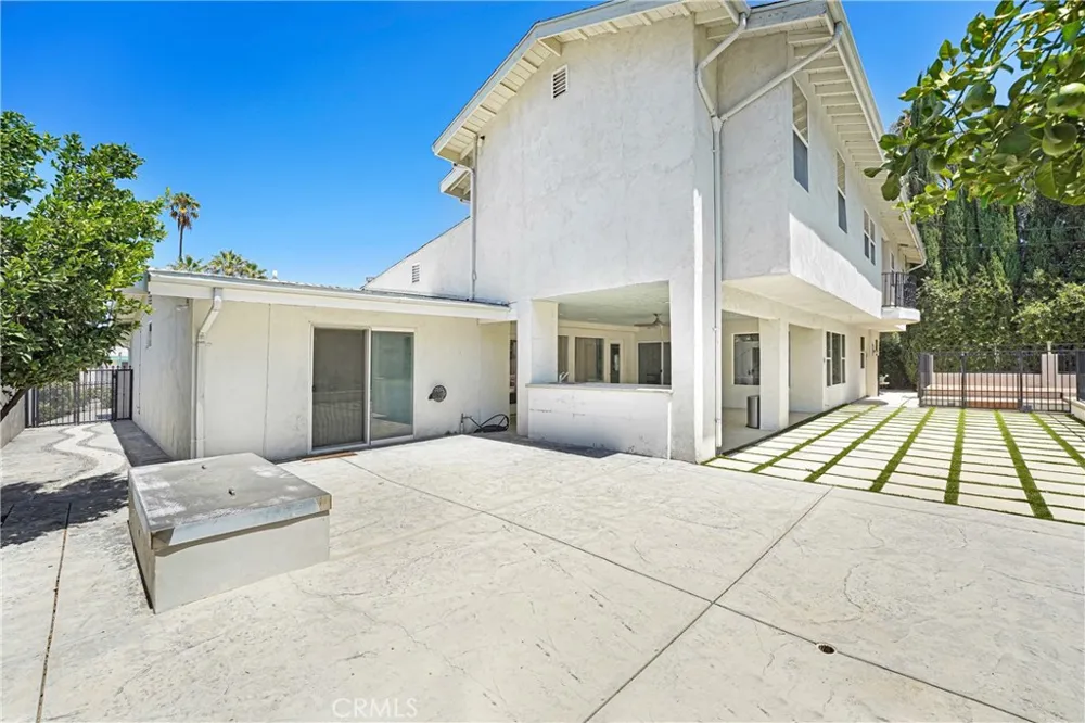 22450 Collins Woodland Hills, CA 91367