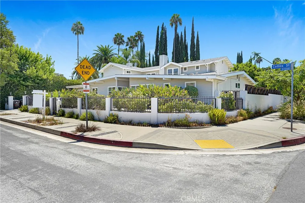 22450 Collins Woodland Hills, CA 91367