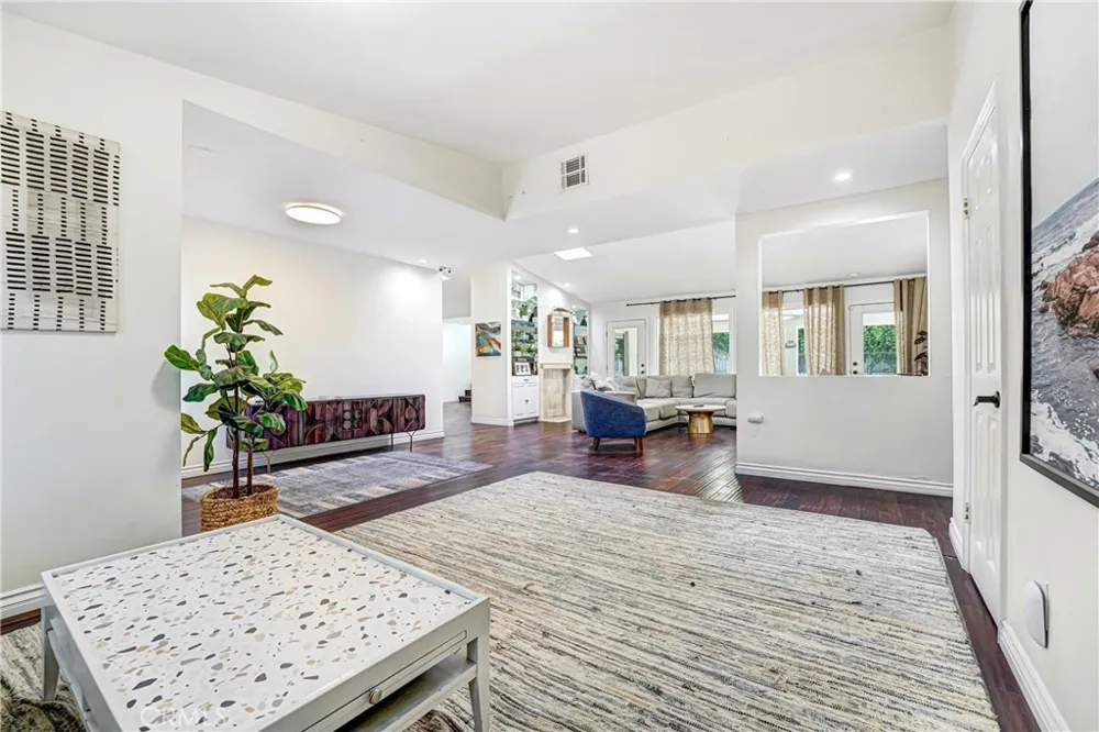 22450 Collins Woodland Hills, CA 91367