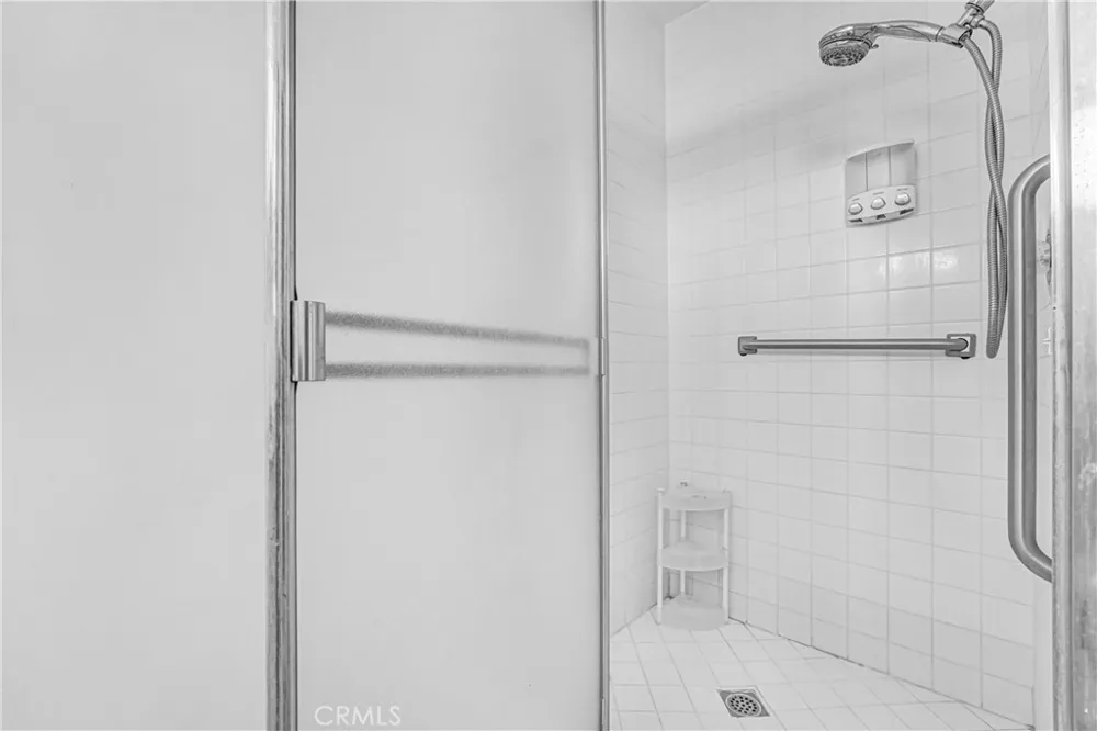 22450 Collins Woodland Hills, CA 91367