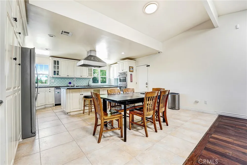 22450 Collins Woodland Hills, CA 91367