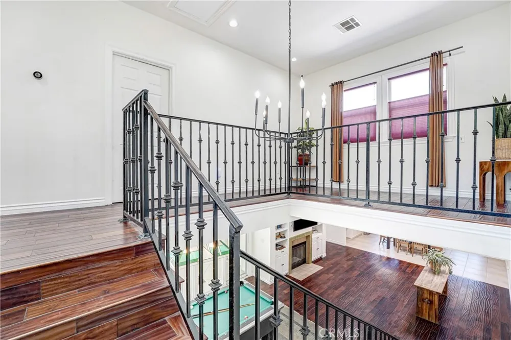 22450 Collins Woodland Hills, CA 91367
