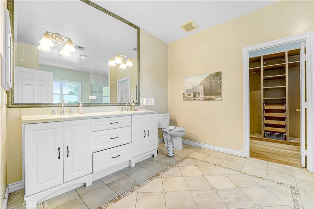 22450 Collins Woodland Hills, CA 91367