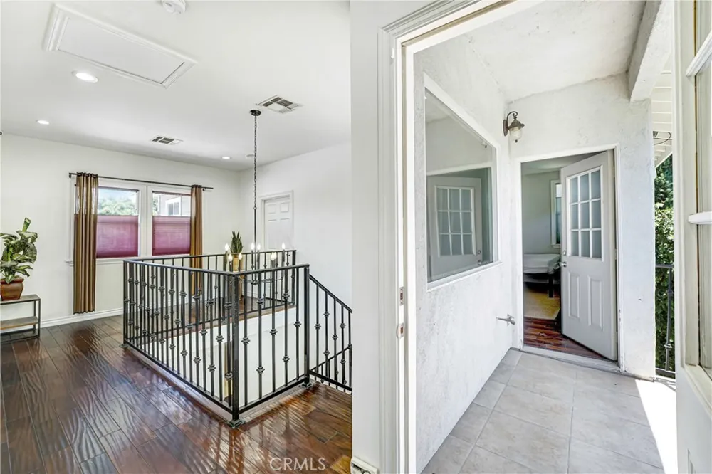 22450 Collins Woodland Hills, CA 91367