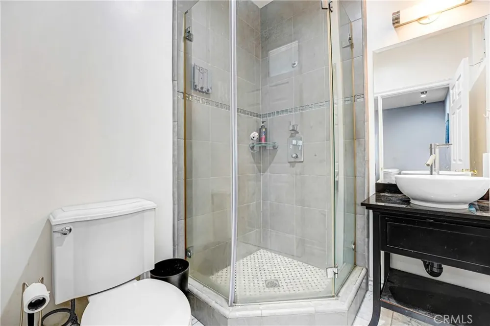 22450 Collins Woodland Hills, CA 91367