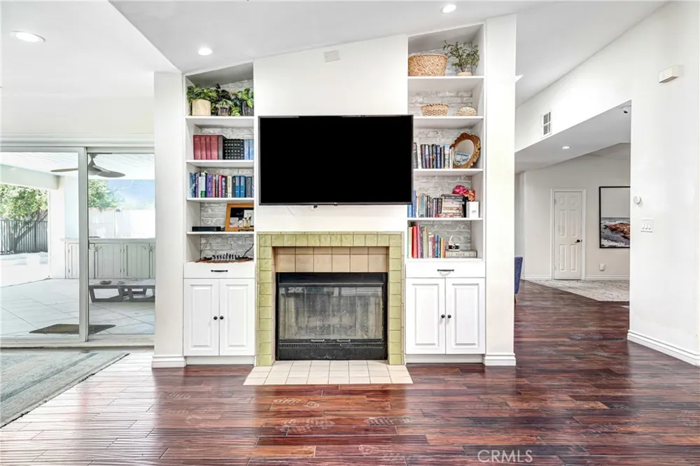 22450 Collins Woodland Hills, CA 91367