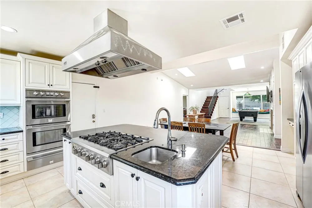 22450 Collins Woodland Hills, CA 91367
