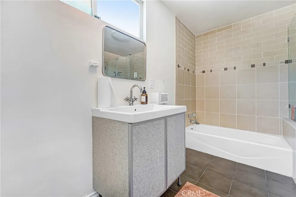 22450 Collins Woodland Hills, CA 91367