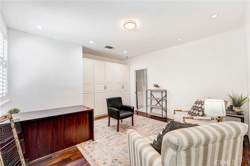 22450 Collins Woodland Hills, CA 91367