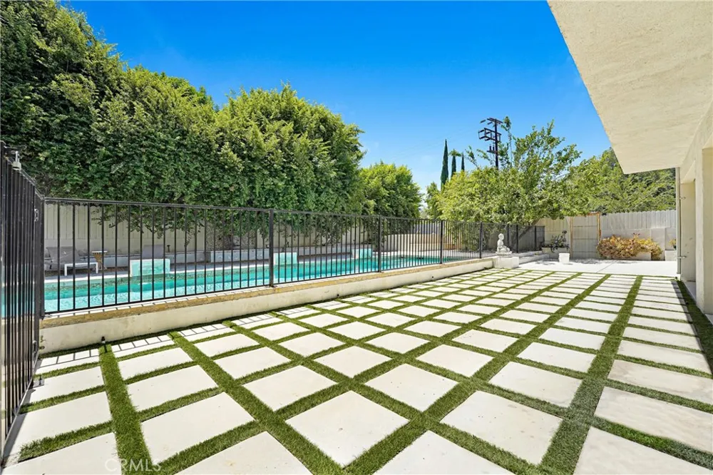 22450 Collins Woodland Hills, CA 91367