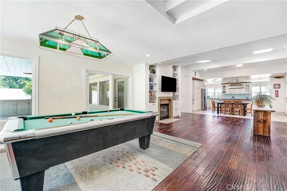 22450 Collins Woodland Hills, CA 91367