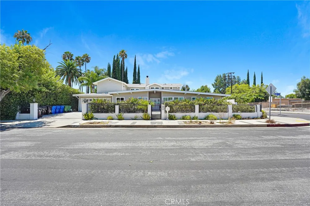 22450 Collins Woodland Hills, CA 91367