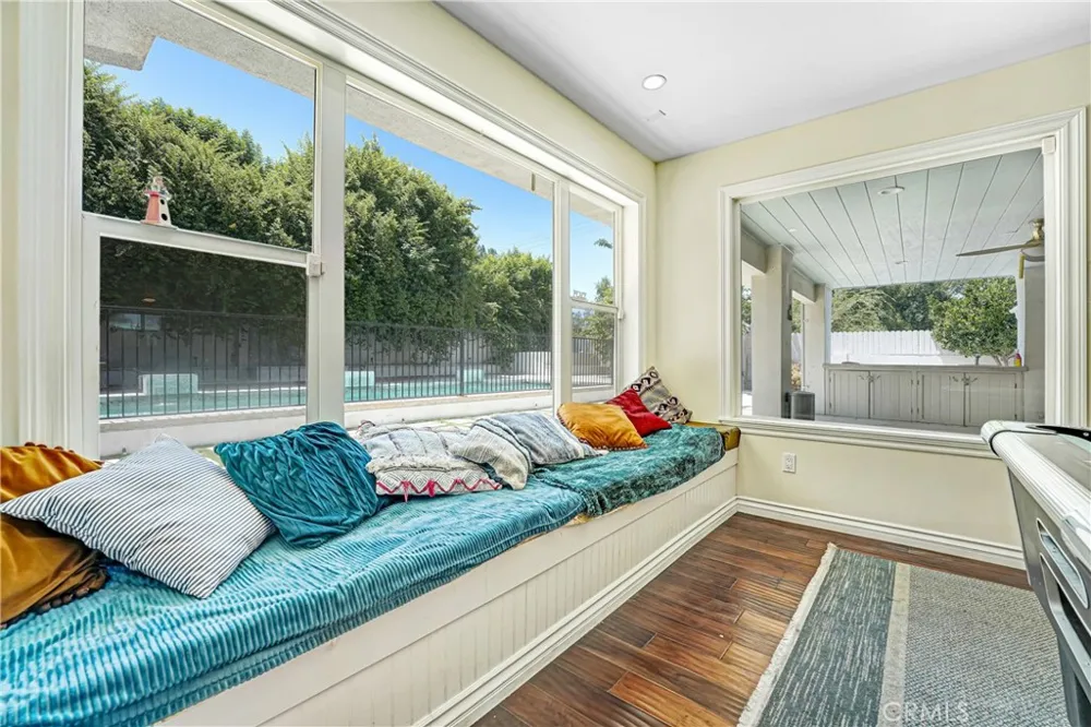22450 Collins Woodland Hills, CA 91367