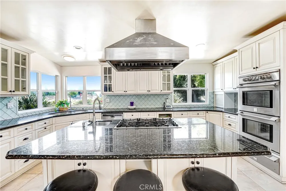 22450 Collins Woodland Hills, CA 91367