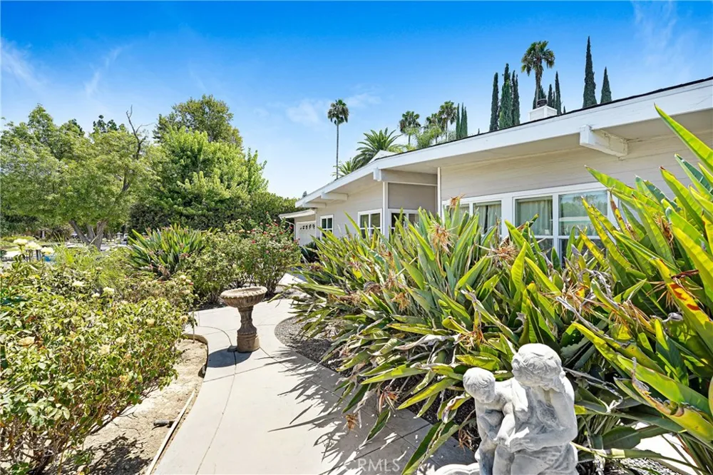 22450 Collins Woodland Hills, CA 91367