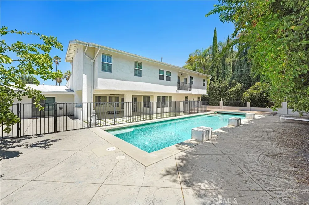 22450 Collins Woodland Hills, CA 91367