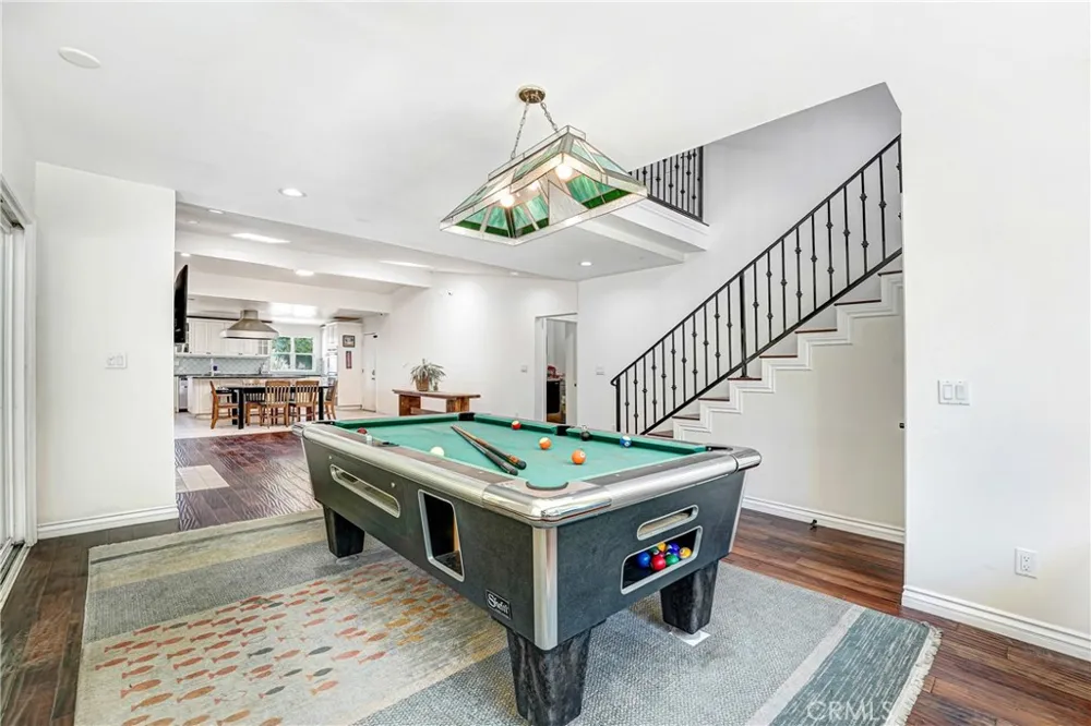 22450 Collins Woodland Hills, CA 91367