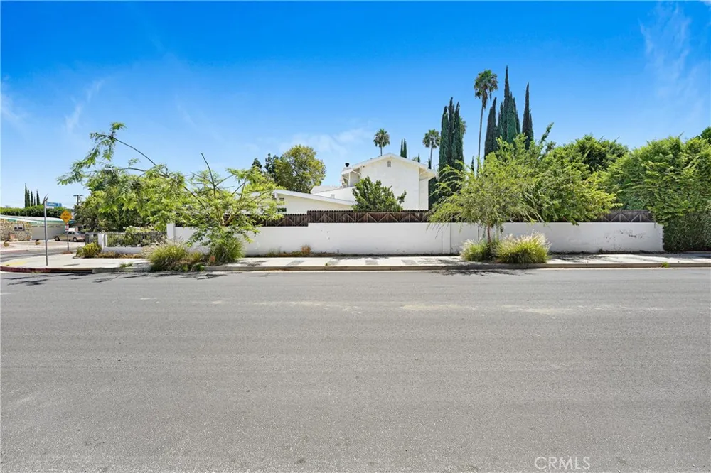 22450 Collins Woodland Hills, CA 91367