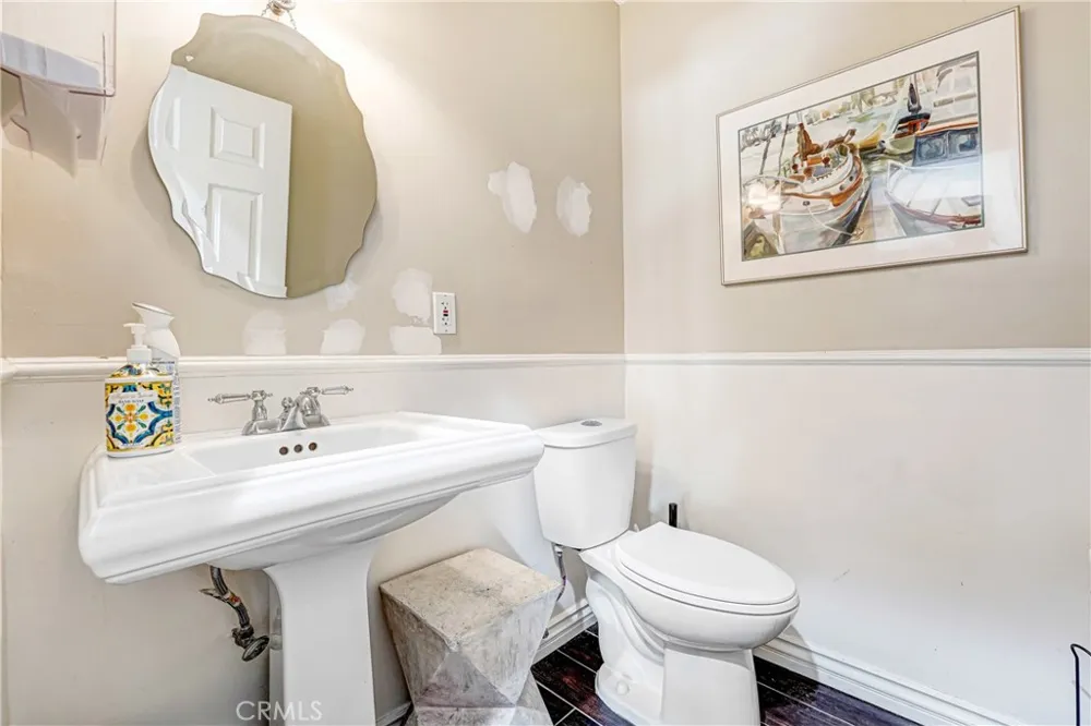 22450 Collins Woodland Hills, CA 91367